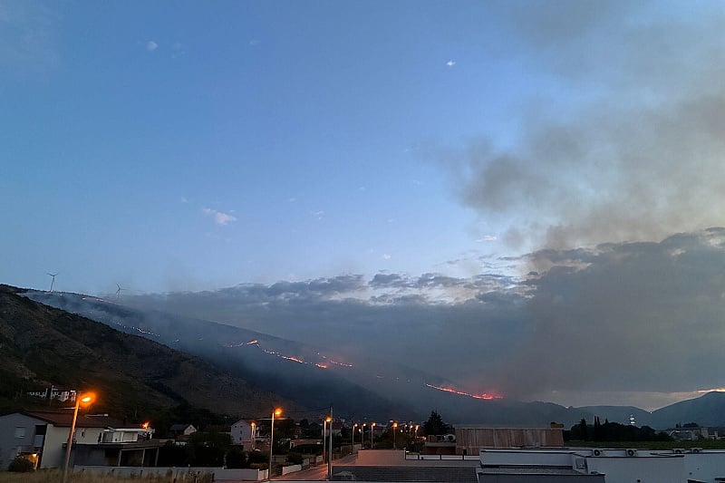 Požar u Mostaru još nije ugašen: Vatra se proširila na nepristupačni teren