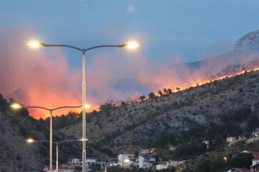 BJESNI POŽAR IZNAD MOSTARA: Vatra se širi u dva pravca, vatrogasci branili kuće…