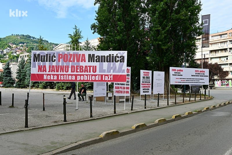 Mulić postavio transparente za Mandića na parkingu kod Narodnog pozorišta u Sarajevu