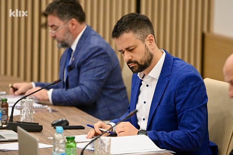 I Amidžić se boji Schmidtove intervencije za poštenije izbore pa sada “brani suverenitet BiH”