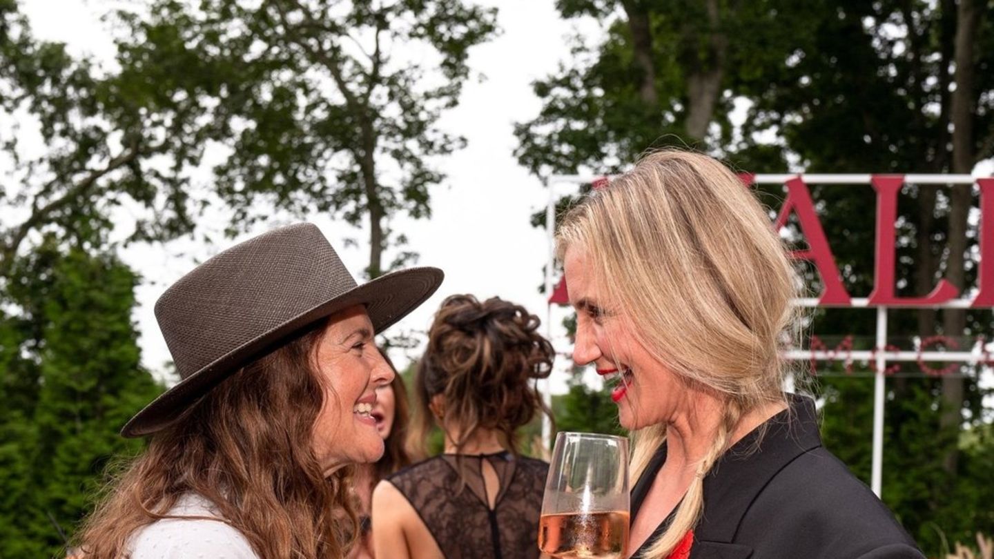Cameron Diaz i Drew Barrymore: Poznati prijatelji slave novo vino