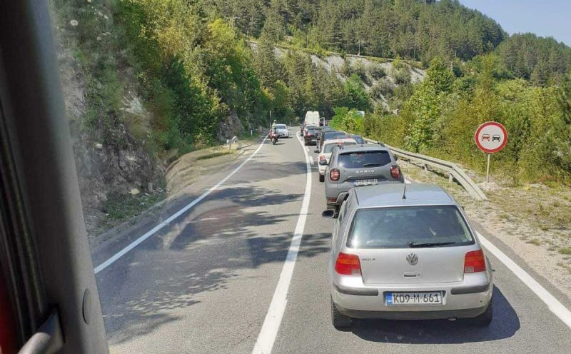 Nesreća kod Donje Jablanice: Povrijeđene tri osobe, potpuno blokiran saobraćaj