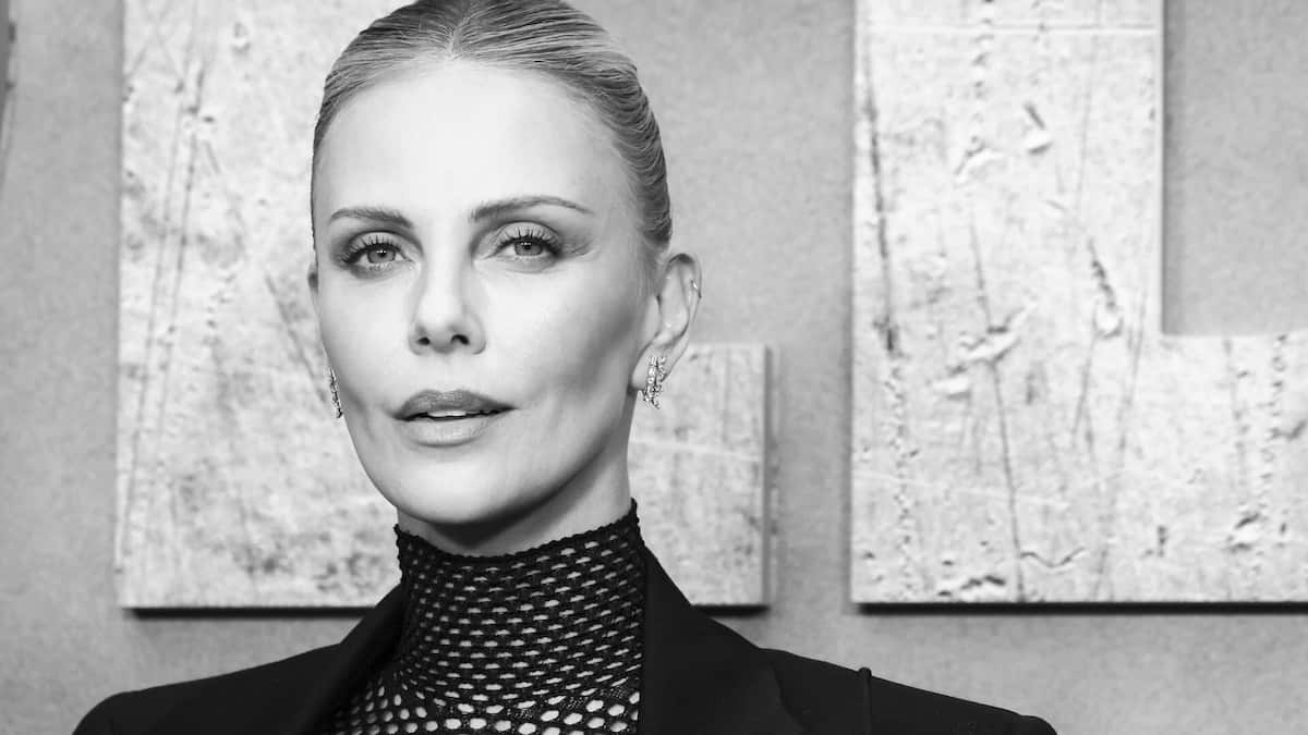 Charlize Theron kontrola na 50