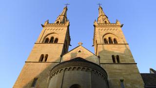 U Neuchâtelu, kolegijalna crkva vandalizirali političkim i antireligijskim sloganima
