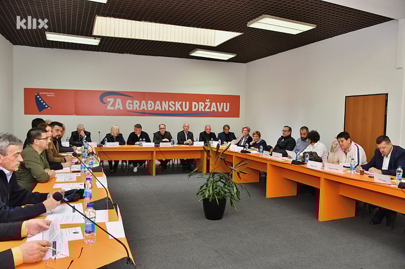 DF traži od OHR-a da razjasni može li Dodik ostati na čelu SNSD-a nakon presude
