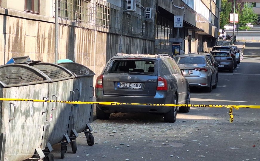 Novo obrušavanje fasade u centru Sarajeva: Oštećen automobil