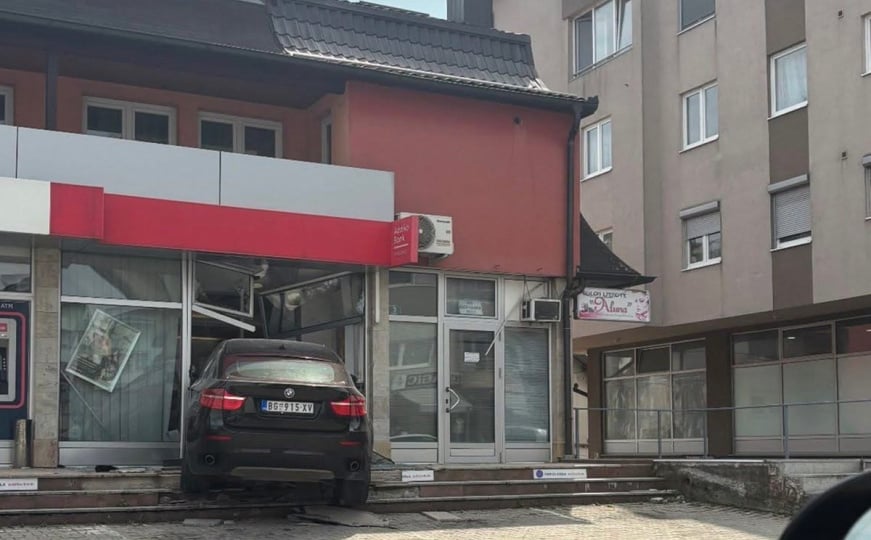 Nesvakidašnja nesreća u Tesliću: BMW-om beogradskih tablica uletio u banku