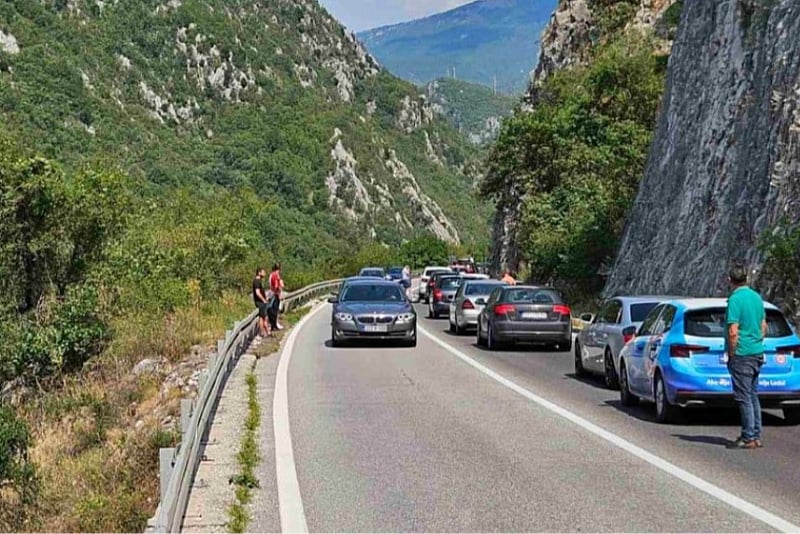Poginuo motociklista u teškoj nesreći između Jablanice i Mostara, saobraćaj potpuno obustavljen