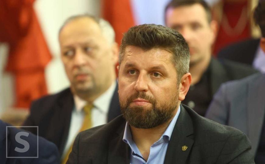 Sve zbog Dodika i njegove politike: Ćamil Duraković ostao bez savjetnika, vozila i stana