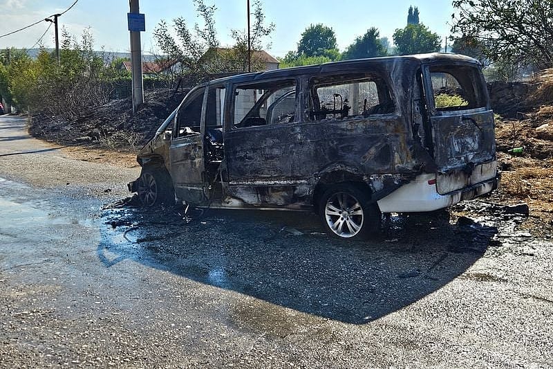 Potpuno izgorio kombi na cesti Blagaj – Buna, putnici se na vrijeme izvukli