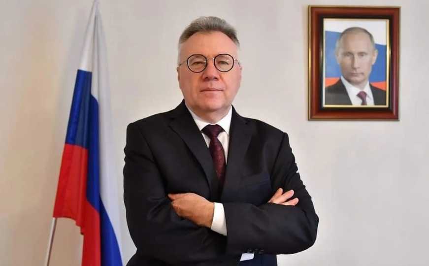 Žustra reakcija Ambasade Rusije o sastanku Trojke i Kvinte: “Sami su izmislili rusku prijetnju”