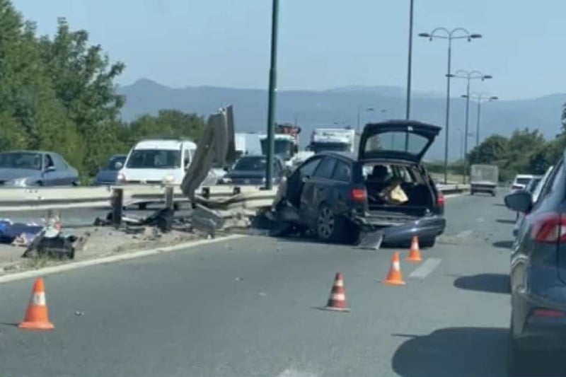 Saobraćajna nesreća kod Blažuja: Automobil udario u zaštitnu ogradu, dijelovi rasuti po cesti