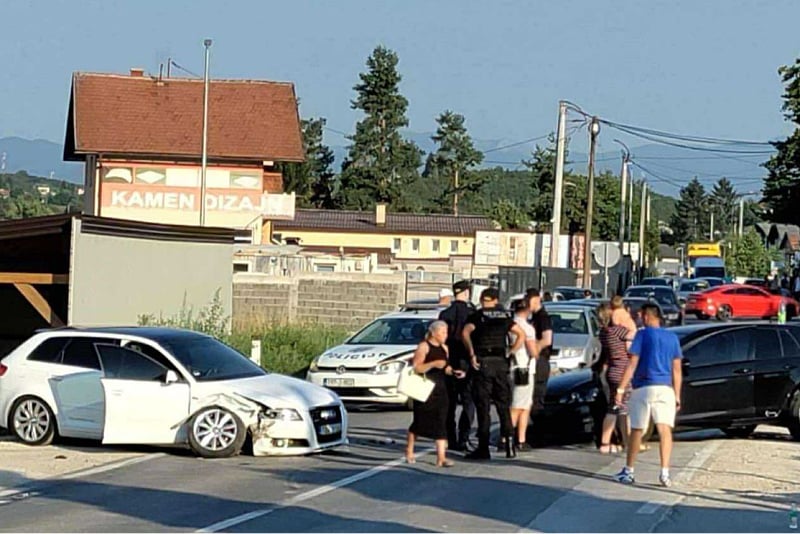 Teška saobraćajna nesreća kod Sarajeva: Pričinjena veća šteta, jedna osoba prevezena u bolnicu
