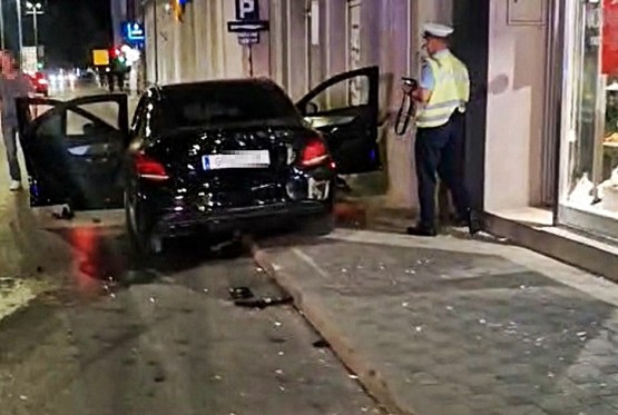 Bijeljina: Mercedesom se zakucao u ćevabdžinicu, povrijeđen maloljetnik (FOTO)