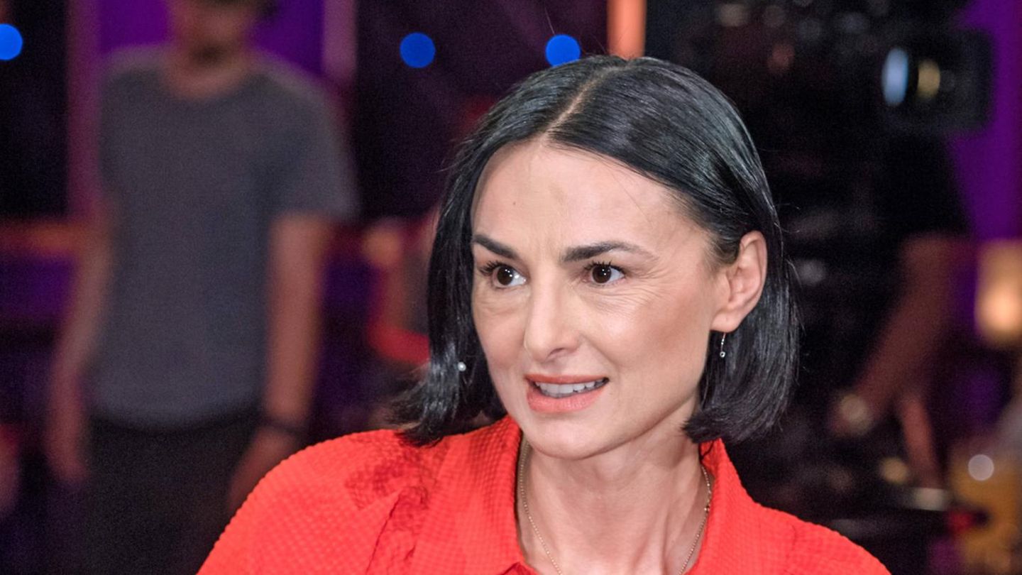 Mimi Fiedler: Mimi Fiedler osigurava lažiranje pitanja sa kriptičnim videom