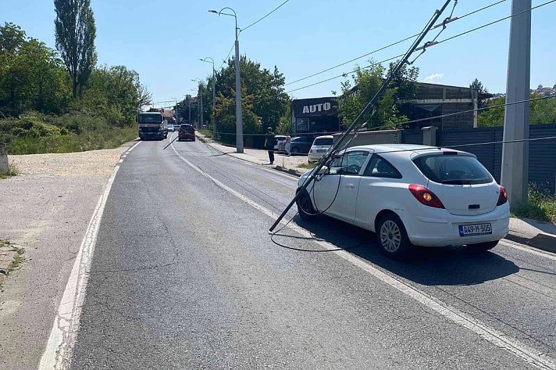 Sarajevo: U Alipašinoj ulici se obrušila kontaktna mreža trolejbusa i oštetila dva vozila, ogromne gužve