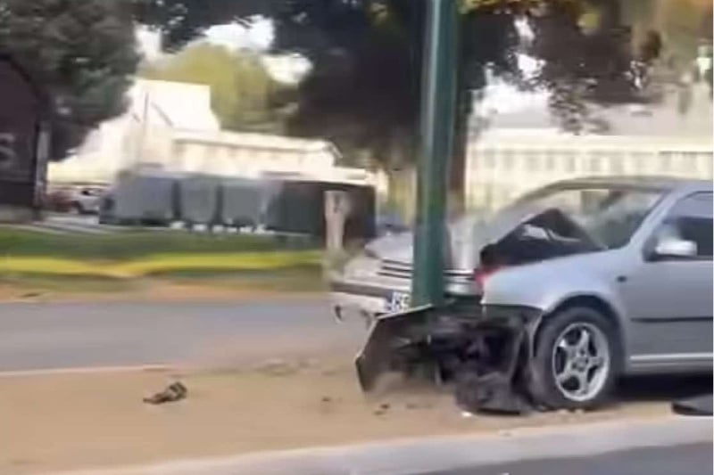 Sarajevo: Automobil udario u banderu u naselju Dobrinja, jedna osoba povrijeđena