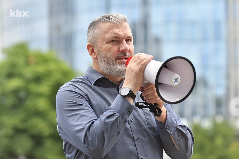 Kome i zašto odgovara dizanje tenzija koje predvodi notorni Sanin Musa – provokator i političar u pokušaju