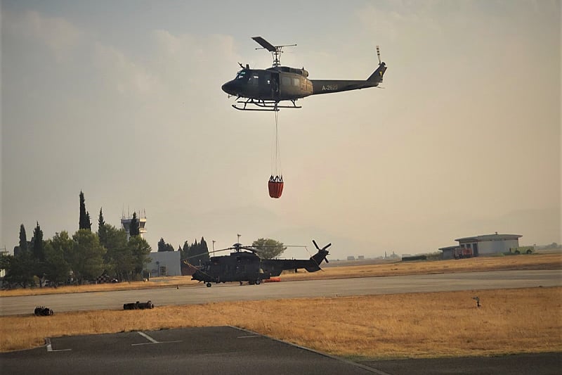 Helikopter Oružanih snaga BiH angažovan na gašenju požara u Crnoj Gori