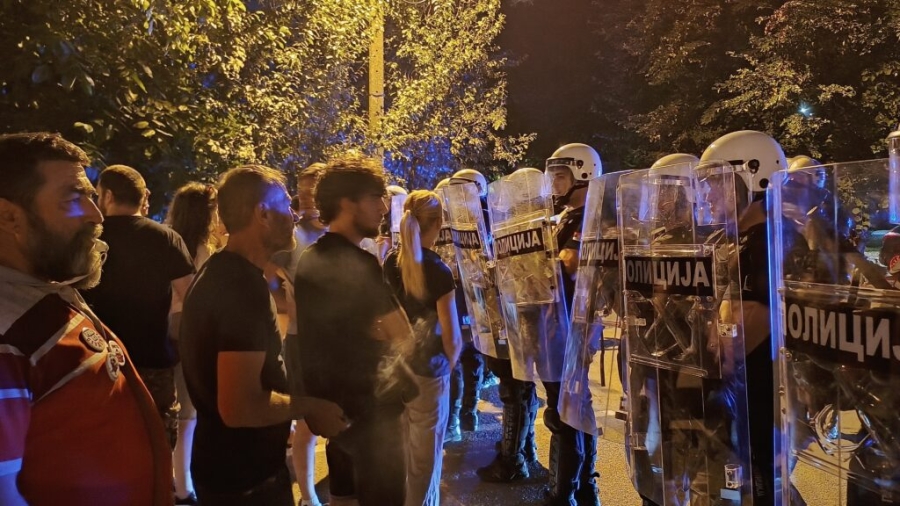 HAOS ISPRED GENERALŠTABA: Naprednjaci ispaljuju pirotehnička sredstva, bacaju staklene flaše i petarde. Demolirane prostorije SNS u Novom Sadu (FOTO + VIDEO)