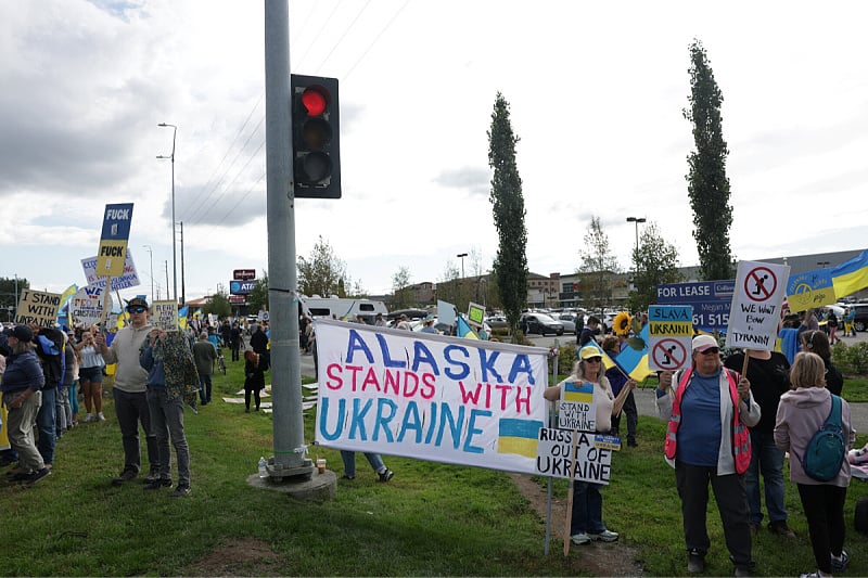 Stotine stanovnika Aljaske izašlo na proteste uoči sastanka Putina i Trumpa, mahali ukrajinskim zastavama