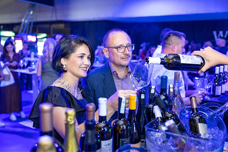 Pogledajte atmosferu sa vinskog festivala Summer Wine Lounge