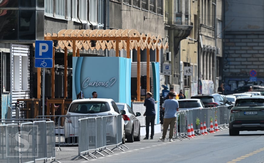 Sporna bašta kafića u centru Sarajeva i dalje stoji iako je inspekcija naložila da se ukloni