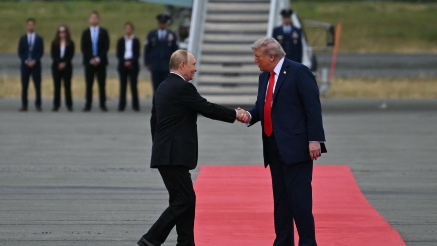 POČEO SASTANAK TRUMPA I PUTINA: Predsjednik SAD-a ga dočekao na pisti (VIDEO)