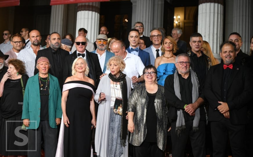 Sarajevo aplaudiralo iz duše: Publika ovacijama ispratila ekipu filma “Paviljon”