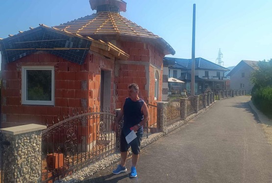 Agići u dvorištu grade džamiju: “Izgubili smo sina, supruga je usnila neobičan san”