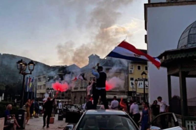 Incident kod džamije u Jajcu: Zbog paljenja baklji u svadbenoj koloni više osoba dobilo prekršajne prijave