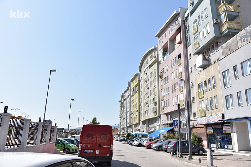 Nekoliko sarajevskih naselja bez struje, mogli bi imati problem i sa vodom: Uzrok je strujni udar na Stupu