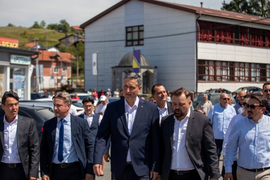 DRŽAVA MORA BITI PRISUTNA TAMO GDJEJE NAJPOTREBNIJE: Bećirović s gradonačelnikom Cazina posjetio mjesnu zajednicu Tržačka Raštela (FOTO)