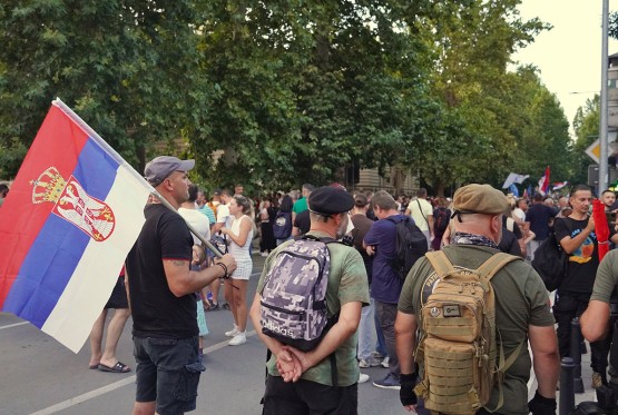 Učesnici protesta u Valjevu ispred zgrade Policijske uprave