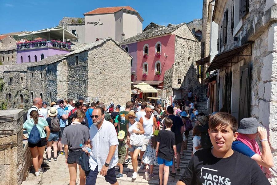 I TO JE MOGUĆE U BOSNI I HERCEGOVINI: Mostar pun turista, ali niko od nadležnih nema pojma o ovome…