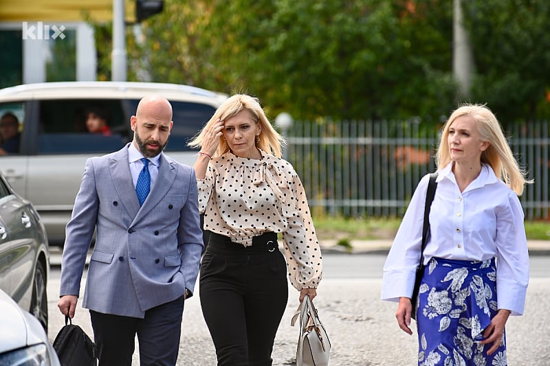Novinarka Nataša Miljanović Zubac stigla na ročište u Sud BiH, s njom u pratnji Duška Jurišić