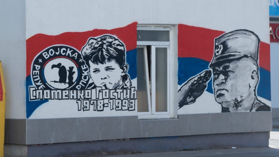 NOVI MURAL RATKA MLADIĆA OSVANUO U BANJOJ LUCI: Povratnici uznemireni, zbog straha od prijetnji ne smiju prijaviti ovakve incidente