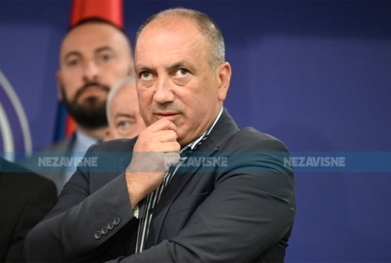 Crnadak: Besplatni udžbenici imaju naljepnicu sa potpisom Dodika (FOTO)