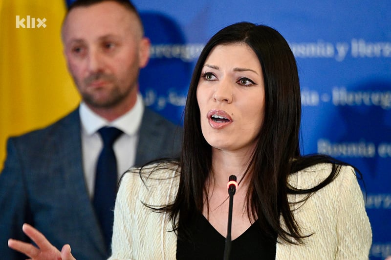 Vulić žestoko izvrijeđala Crnadka zbog udžbenika u RS-u, nazvala ga “manijakom”: “Ti si dno srpske politike”