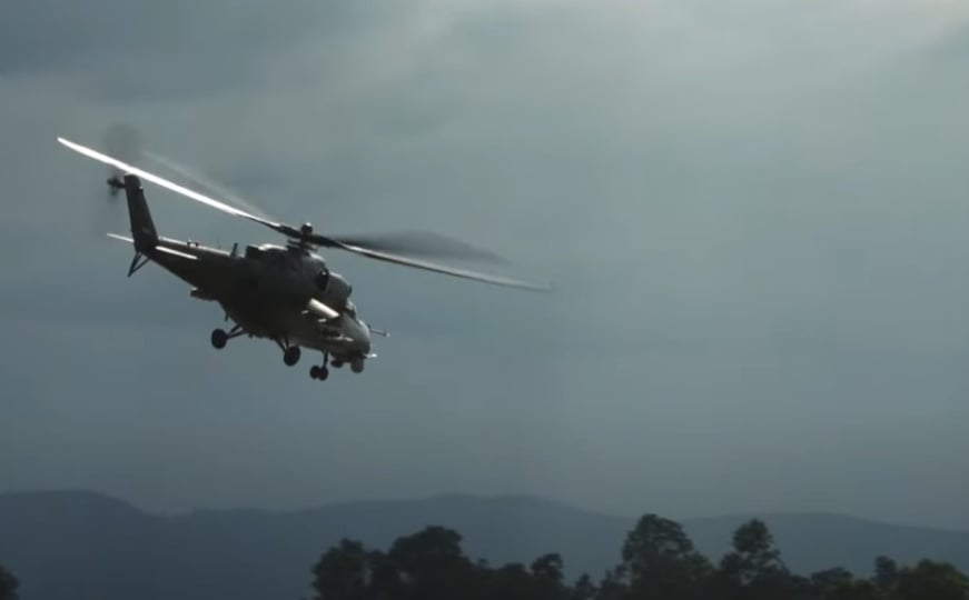Vanredna situacija na nebu iznad BiH: Helikopter iz Srbije prinudno sletio u Prnjavor
