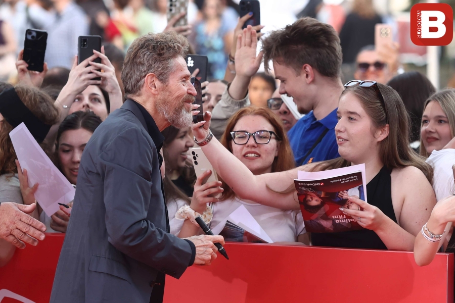 ‘SB’ ISPRED NARODNOG POZORIŠTA: Legendarni Willem Dafoe prošetao crvenim tepihom SFF-a (FOTO)