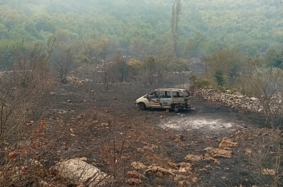 RASPLAMSAO SE U VEČERNJIM SATAIMA: Požar kod Neuma prijeti kućama, helikopter OS BiH stiže ujutro
