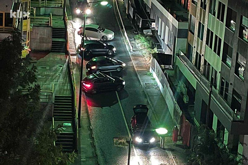Sarajevo: Uslijed kiše na cesti prema Vracama se formirala rupa na cesti, vozači koriste alternativne pravce