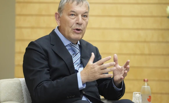 Švicarski unwa Boss Lazzarini najavljuje podnošenje njegove kancelarije