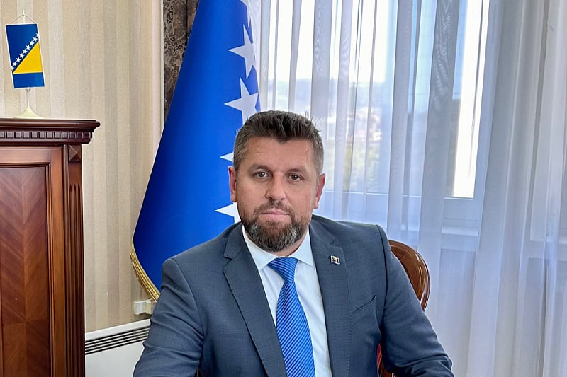 Duraković nazvao Stanivukovića polupismenim gradonačelnikom, najavio i krivičnu prijavu