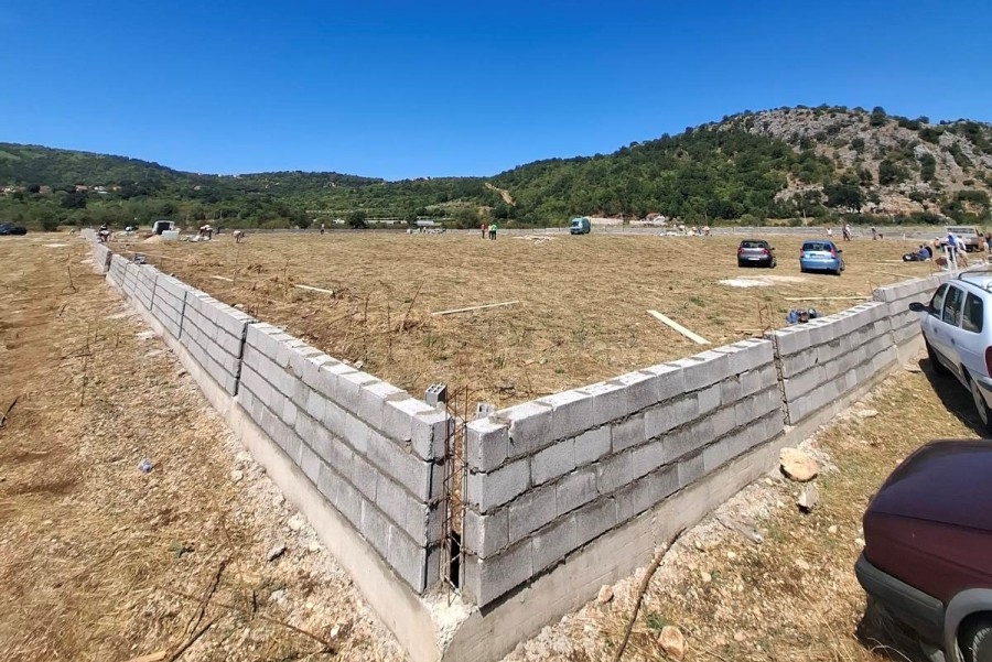 DISCIPLINOVAN I JEDINSTVEN NASTAVAK BORBE ZA PRAVO I DOSTOJANSTVO: Bošnjaci Stoca uspješno privode kraju izgradnju zida oko mezaristana