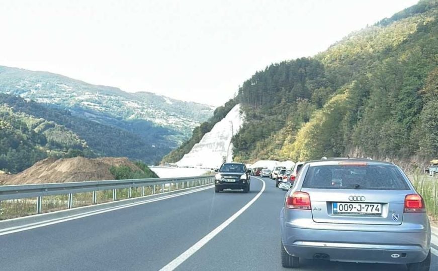 Nova teška nesreća u BiH: Sudar kamiona i automobila, jedna osoba hitno prevezena u bolnicu