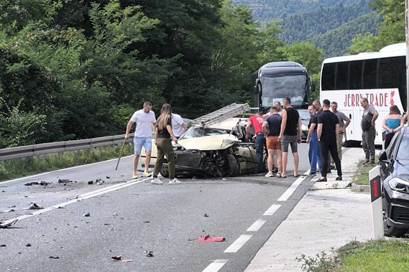 Stravična saobraćajna nesreća kod Žepča: Sudarili se kamion i automobil, jedna osoba završila u bolnici