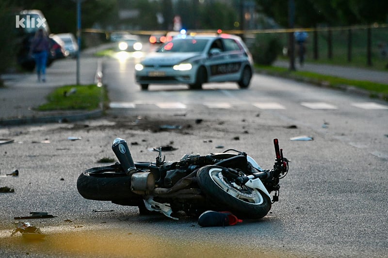 Težak sudar automobila i motocikla u Sokolović Koloniji: Dijelovi rasuti po cesti, ulica zatvorena