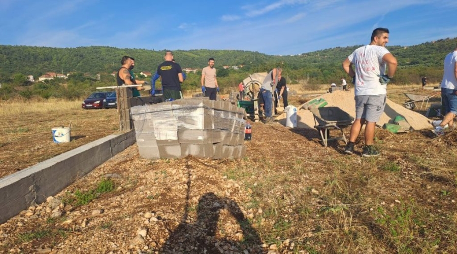 ‘KAPA DOLE STOČANIMA’: Oglasio se istaknuti aktivist Safet Oručević, pa spomenuo – ‘Na jugu iste države ljudi se bore za pravo na ukop’
